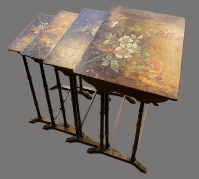 Suite de quatre tables gigognes en bois peint...