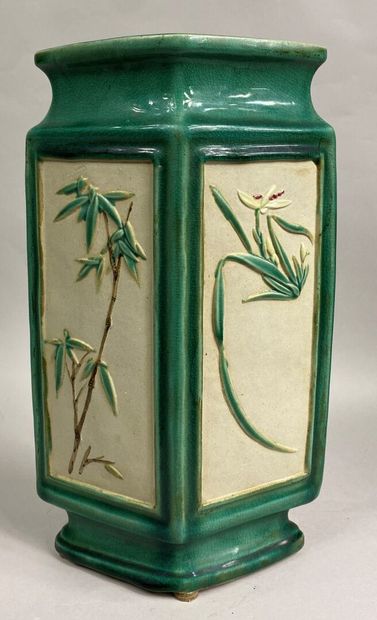  VIETNAM 
Vase en grès émaillé sur fond vert à décor en léger relief de branchages...