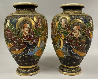 JAPON, XXe siècle 
Paire de vases balustres...