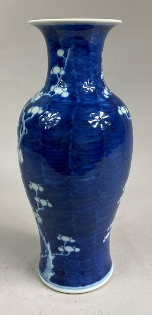  CHINE, XXe siècle 
Petit vase balustre en céramique à décor blanc sur fond bleu...