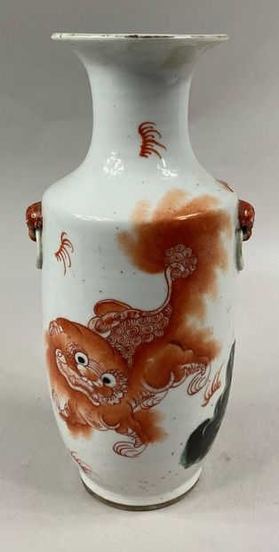  CHINE 
Vase de forme queue de phénix en poreclaine émaillée dans les tons corails...