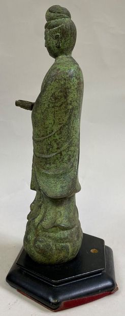  CHINE 
Sujet en bronze représentant une divinité tenant un rouleau dans sa main...