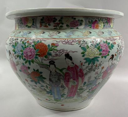 CHINE, XXe siècle 
Importante vasque à poissons en porcelaine émaillée à décor polychrome...
