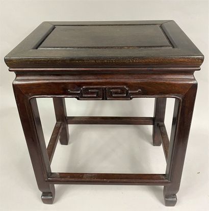  CHINE ou VIETNAM 
Petite table d'appoint en bois sculpté 
38,5 x 32 x 22,5 cm
