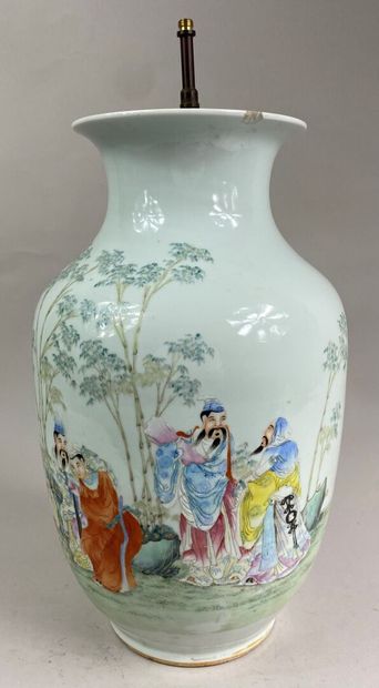  CHINE 
Vase balustre en porcelaine émaillée polychrome dans le style de la Famille...