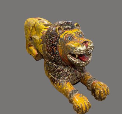 INDE 
Important lion en bois sculpté et peint....