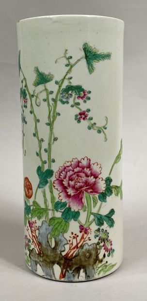 CHINA 
Roller vase with enamelled decoration...