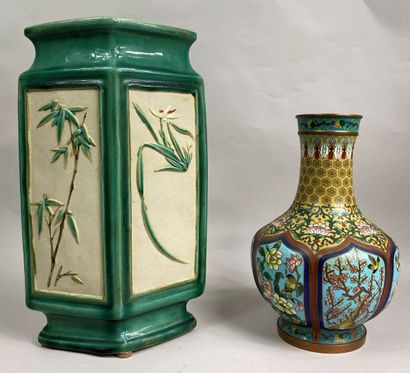  VIETNAM 
Vase en grès émaillé sur fond vert à décor en léger relief de branchages...