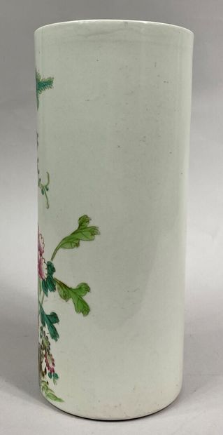  CHINE 
Vase rouleau à décor émaillé de pivoines et branchage 
Marque sous la base...