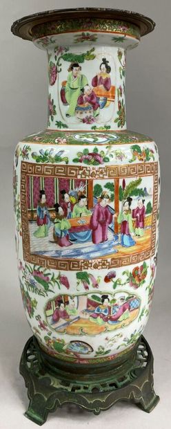  CHINE, CANTON 
Vase balustre en céramique émaillée polychrome à décor de registres...