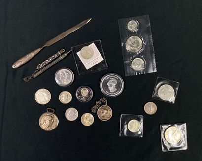 Lot de pièces et médailles commémoratives...
