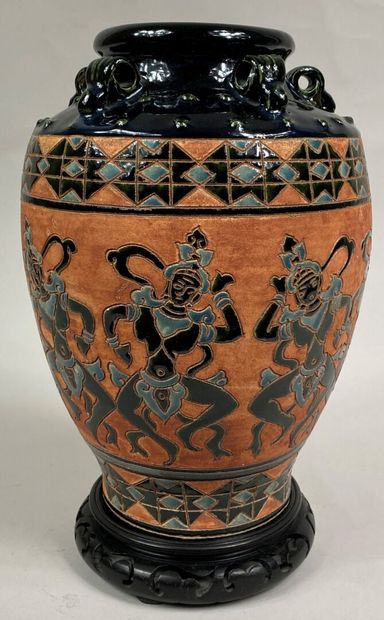  VIETNAM, BIEN HOA 
Vase en céramique émaillée en partie dans les tons noir, bleu...