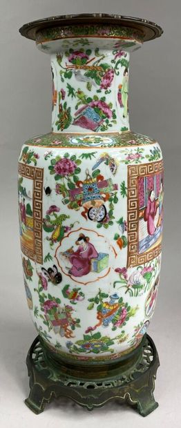 CHINE, CANTON 
Vase balustre en céramique...