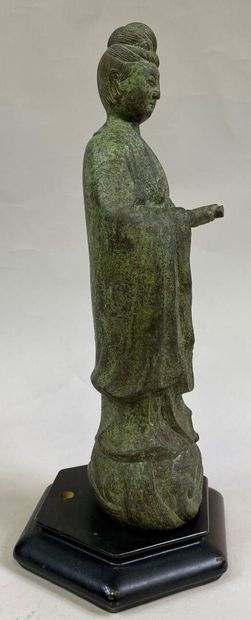  CHINE 
Sujet en bronze représentant une divinité tenant un rouleau dans sa main...