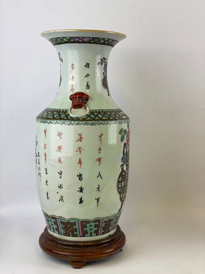  CHINE 
Vase balustre en porcelaine émaillé à décor des "Cent antiquités" et poème...