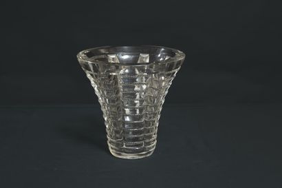 René LALIQUE France 
Vase en verre translucide...