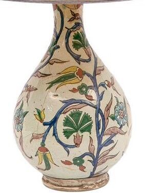 Vase bouteille en faïence de Kutahya à décor...
