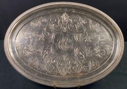 Plateau ovale en argent (925) à décor ciselé...