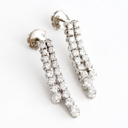 Pair of earrings in white gold (750) set...