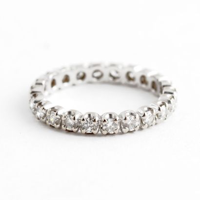  Alliance américaine en or gris (750) ornée de diamants taille brillant en serti...