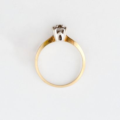  Two-tone gold ring (585) centered on a small brilliant-cut diamond in a claw setting,...