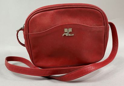  COURREGES 
Petit sac bandoulière porté épaule ou crossbody en cuir rouge, une poche...