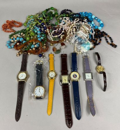  Lot de bijoux fantaisie divers comprenant des bracelets, sautoirs, collier en corail,...