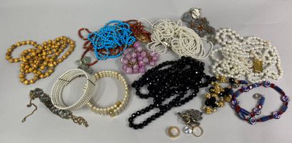  Strong lot of costume jewelry in metal, colored stones and pearls including necklaces,...