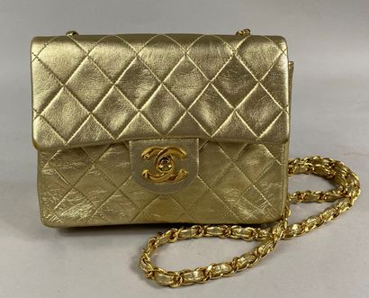 CHANEL 
Mini Timeless bag 18 cm in gold quilted lambskin leather, gold metal "CC"...