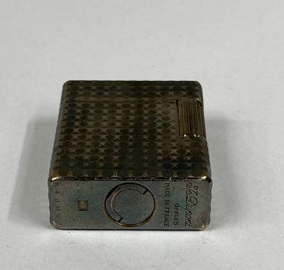  DUPONT 
Silver plated lighter with guilloche decoration, monogrammed "H.R". 
Signed...