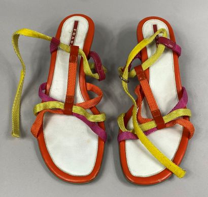  PRADA 
Paire de sandales en cuir orange à brides colorées 
Pointure 39 - H. talon...