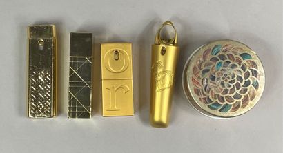  Christian DIOR, GUERLAIN 
Lot of four bag sprays 
A powder case is attached Les...