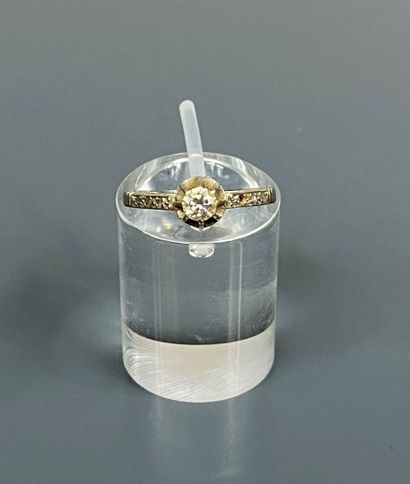  Petite bague solitaire en or gris (750) ornée d'un diamant taille brillant d'environ...