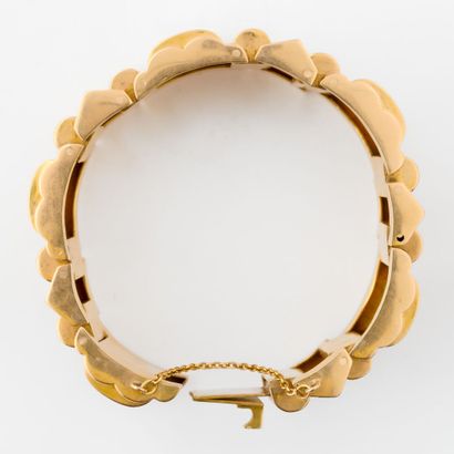  Elegant Tank bracelet in yellow gold (750) with articulated links formed by curved...
