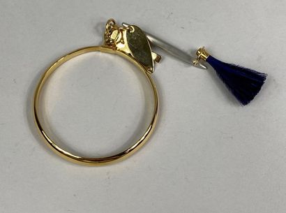  CHLOE 
Bracelet jonc en métal doré retenant des pendeloques 
Tour de poignet : S/M...