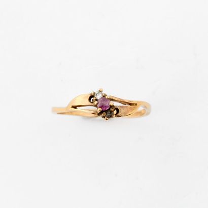  Yellow gold ring (375) with openwork setting set with a round-cut faceted pink stone...