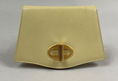  DUNHILL 
Beige leather box purse, swivel clasp in gilded metal 
8 x 12 cm