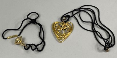  BALENCIAGA 
Pendentif coeur ajouré en métal doré brossé, monté sur un lien en cordage...