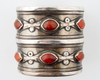  MAROC 
Lot de trois bracelets berbères en métal ou argent bas titre comprenant une...