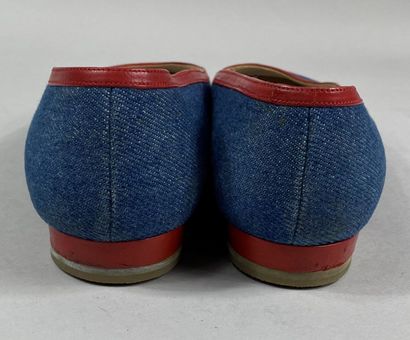  CHANEL 
Pair of red leather and denim ballerinas 
Size 36 
(anti-slip heels)