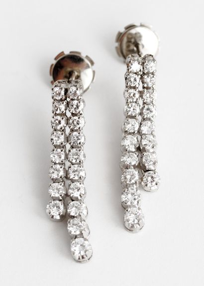  Pair of earrings in white gold (750) set with two lines of brilliant-cut diamonds...