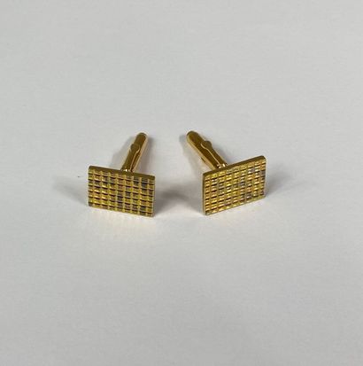  Pair of rectangular cufflinks in yellow gold (750) with a squared pattern 
Total...