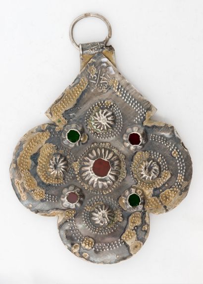  MAROC 
Lot de deux pendentifs berbères dits "foulet khamsa" (amulette/talisman porte-bonheur)...