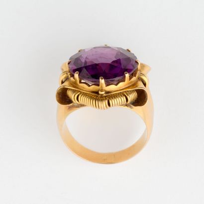  Yellow gold (750) ring set with a round faceted synthetic stone with alexandrite...