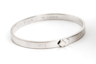  FRED Paris 
Bracelet semi-rigide ouvrant en or gris (750) centré d'un motif géométrique,...