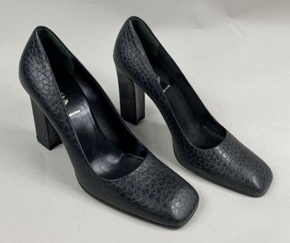  PRADA 
Paire d'escarpins en cuir noir 
Pointure : 37 - H. talon : 9 cm 
(état n...