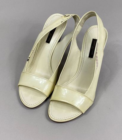  Louis VUITTON 
Pair of ivory patent leather pumps with rounded toe 
Size 37.5 -...