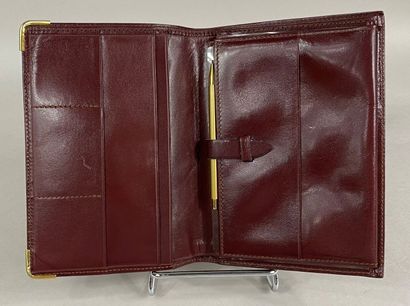  Must by CARTIER 
Bordeaux leather wallet with compartments 
15 x 10.5 cm 
(wear...