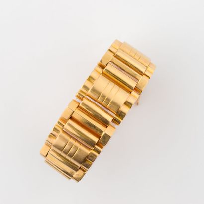  Elégant bracelet Tank en or jaune (750) à maillons articulés formés de motifs bombés...