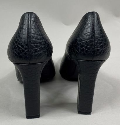  PRADA 
Paire d'escarpins en cuir noir 
Pointure : 37 - H. talon : 9 cm 
(état n...